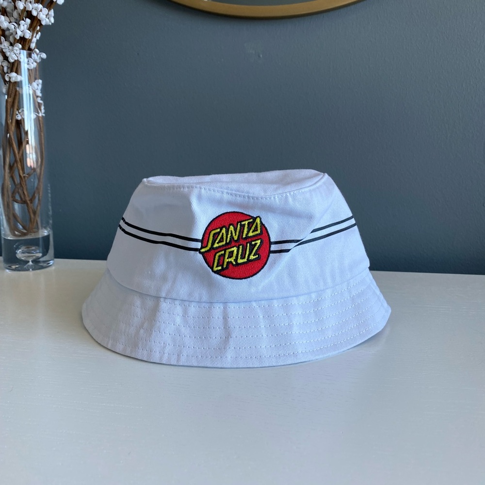 NEW Santa Cruz bucket hat